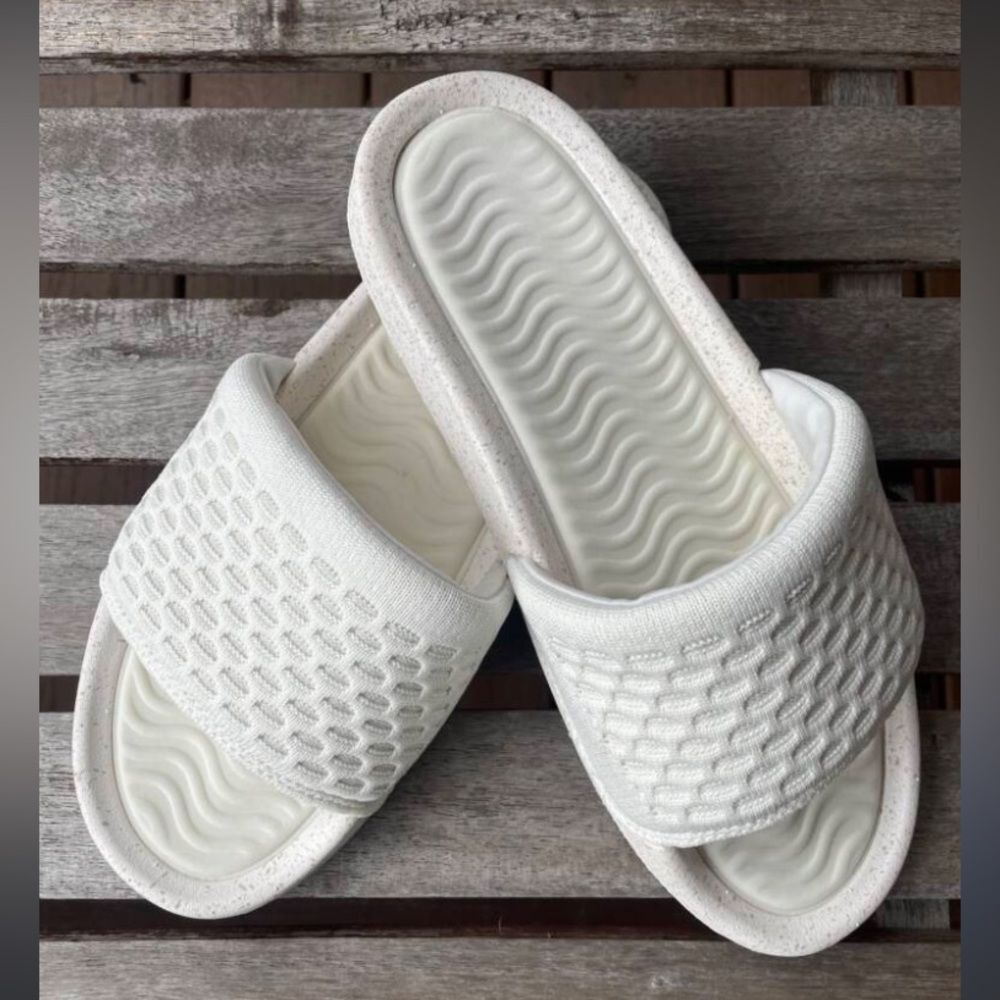 Suavs The Eddy Slide flip flops Jet sand White NWOT men’s size 10 & 11 beachwear